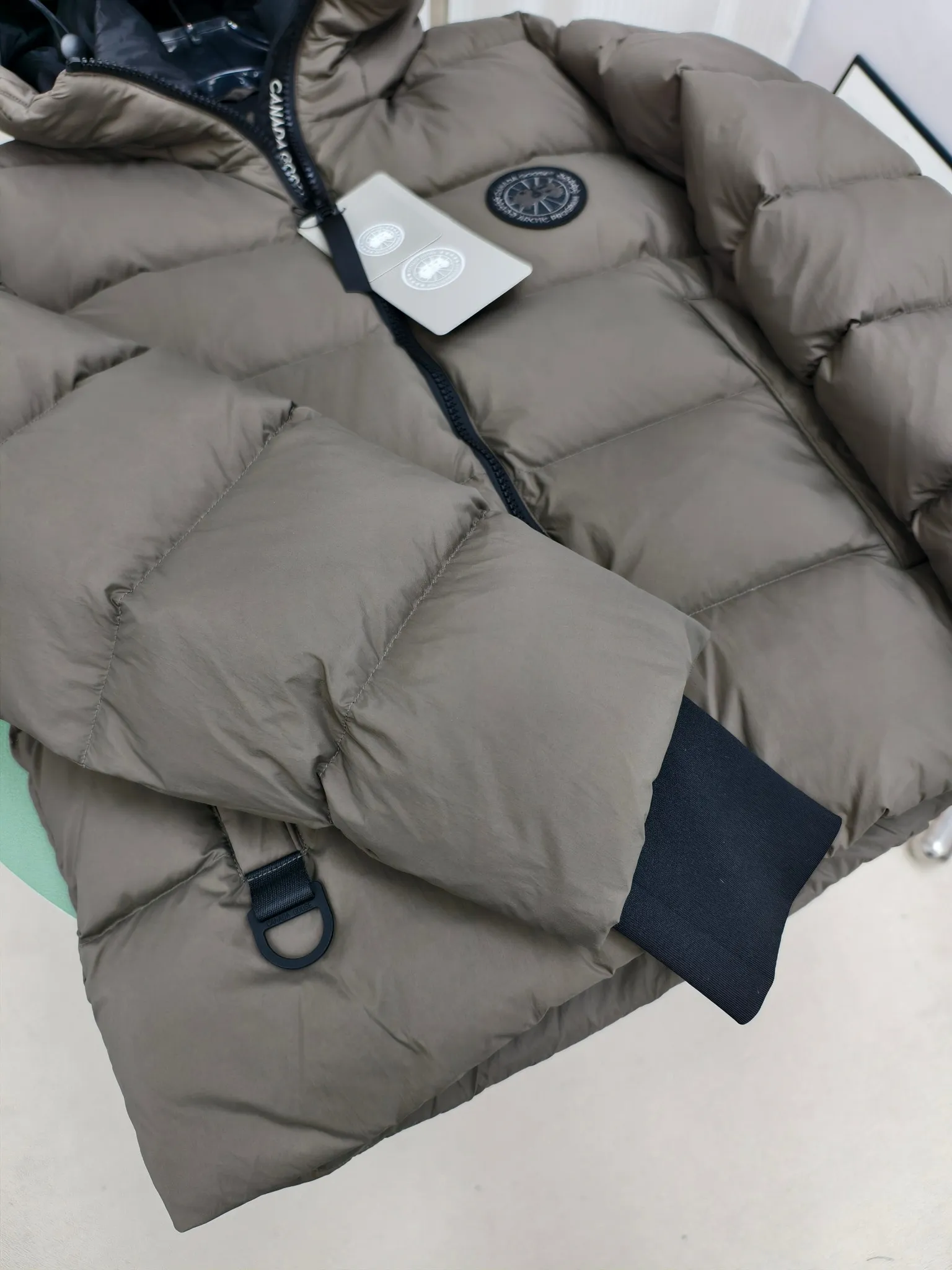 P880 Big Goose Ouyang Nana Second Generation (higher version) Canada goose Canada Goose Black Label Down Jacket A must-have in the outerwear world, the Big Goose Black Label down jacket! The latest designer styles! The goose down jacket has always been a popular element of fashion and is loved by experts from all walks of life! Fashionable hooded cut, high-end customer-supplied fine goose down, high resilience, smooth zipper, strong and firm. Pockets on both sides can store small items, free your hands, and you can go out without worries. It can also meet the need of putting your hands in your pockets👏👏Produced by Big Goose, it can be used as a group uniform by many celebrities. This down jacket uses a double-layer anti-down lining design, which has strong windproof performance and will be very warm in winter! Newly labeled white duck down filling, high fluffiness, windproof hooded design. When walking outdoors, pull the collar to the highest position, put your hands in the pockets and it will be very warm. It can be easily controlled by all body types! The interior is equipped with an elastic snow skirt design for better wrapping. The simple and neat style design highlights the masculine temperament. The impeccable style is classic and never goes out of style. It is warm and practical, and it is versatile! You can enter with your eyes closed!  Color: Black Khaki Size: XS-XXL